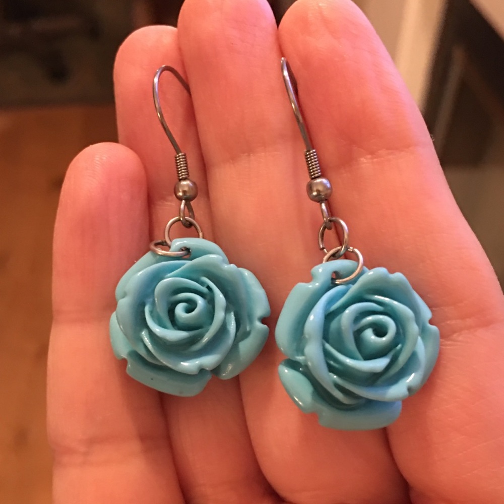 Carved turquoise lucite rose drop earrings - Picture 2 of 4